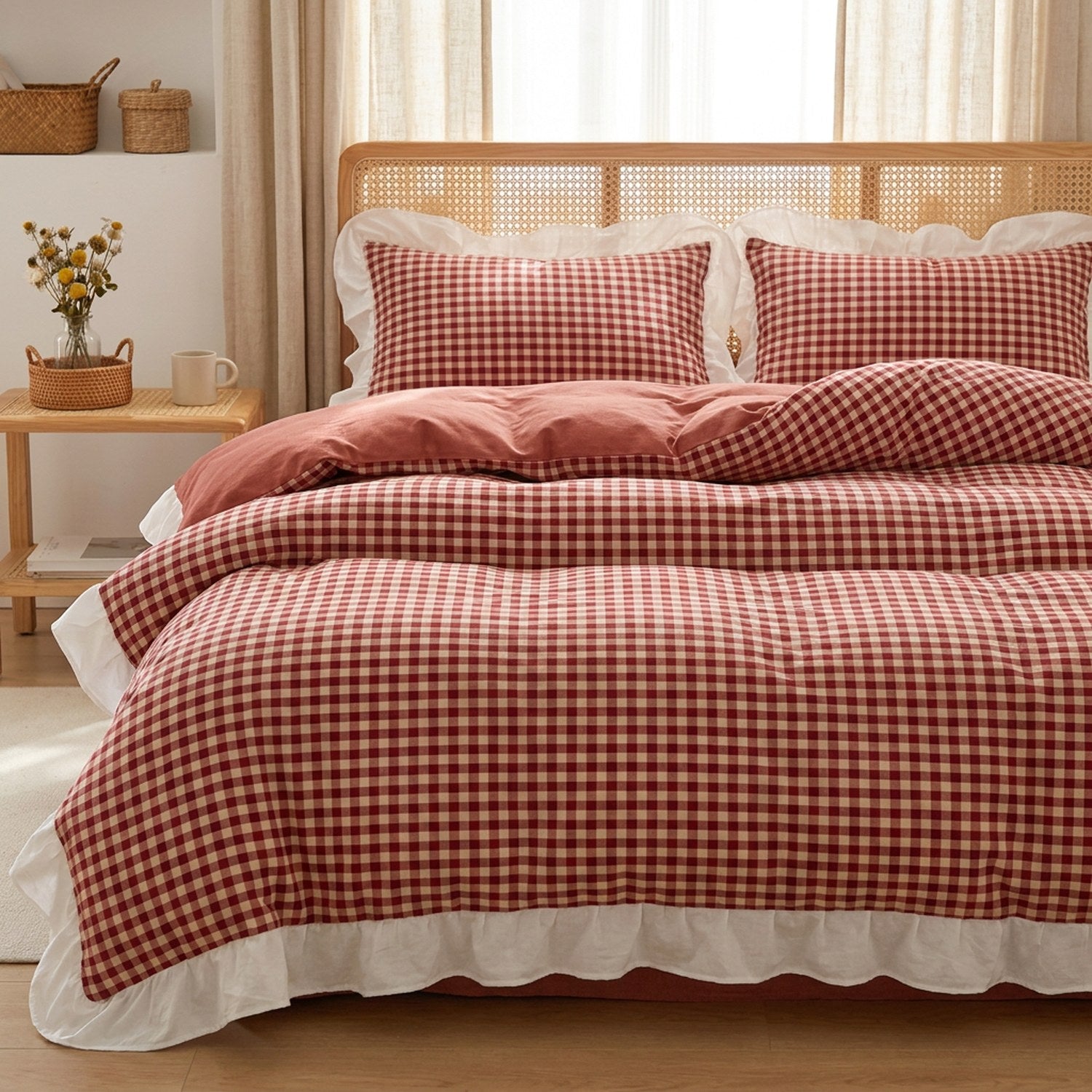 Parure de lit vichy rouge sur un lit dans une chambre cottagecore avec tête de lit en rotin