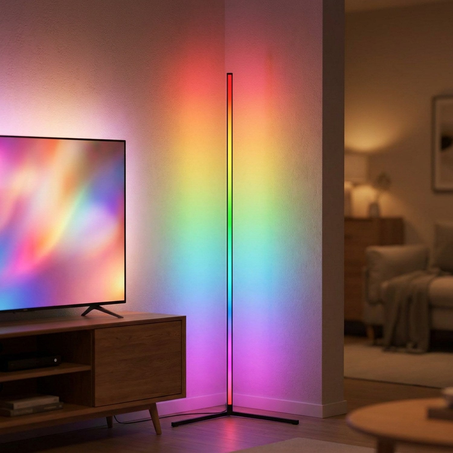 Lampadaire LED RGB dans un salon près d'un écran avec une ambiance colorée