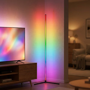 Lampadaire LED RGB dans un salon près d'un écran avec une ambiance colorée