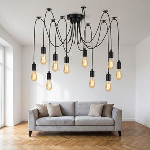 Lustre araignée industriel vintage suspendu dans un salon contemporain avec canapé gris