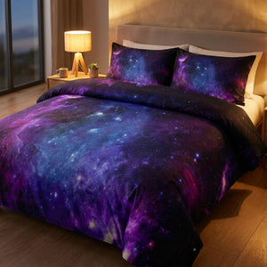Parure de lit galaxie sur un lit dans une chambre avec lampe de chevet chaleureuse