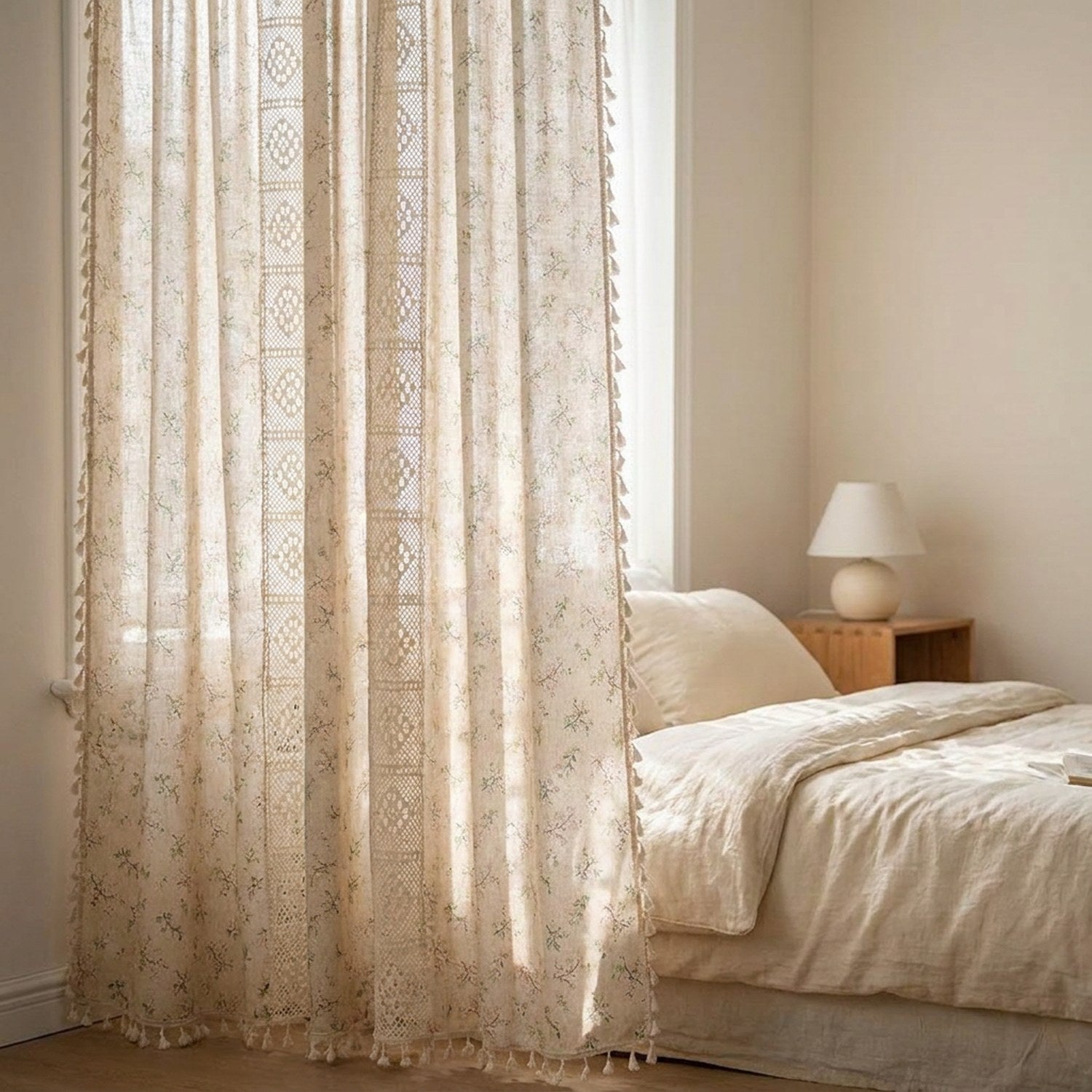 Rideau bohème suspendu à une fenêtre de chambre baignée de lumière matinale