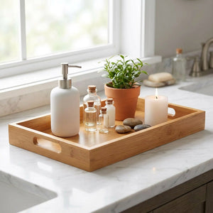 Plateau en bambou sur plan de travail marbre salle de bain avec accessoires et bougie