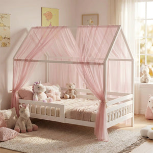 Ciel de lit enfant en mousseline rose drapé sur un lit cabane dans une chambre de petite fille