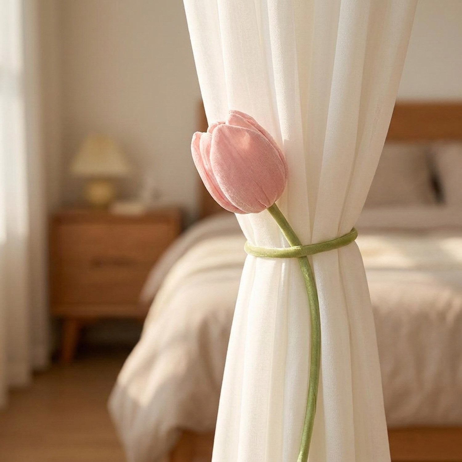 Embrasse de rideau tulipe rose retenant un voilage dans une chambre chaleureuse