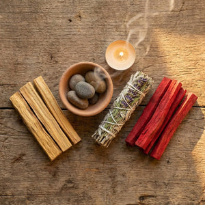 Planche de présentation des bâtons d'encens Palo Santo et Sang du Dragon avec pierres et bougie