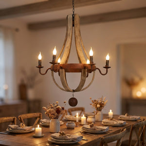 Lustre tonneau en bois suspendu au-dessus d'une table de salle à manger rustique aux bougies