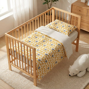 Parure de lit bébé dans un berceau avec tapis doux et peluche