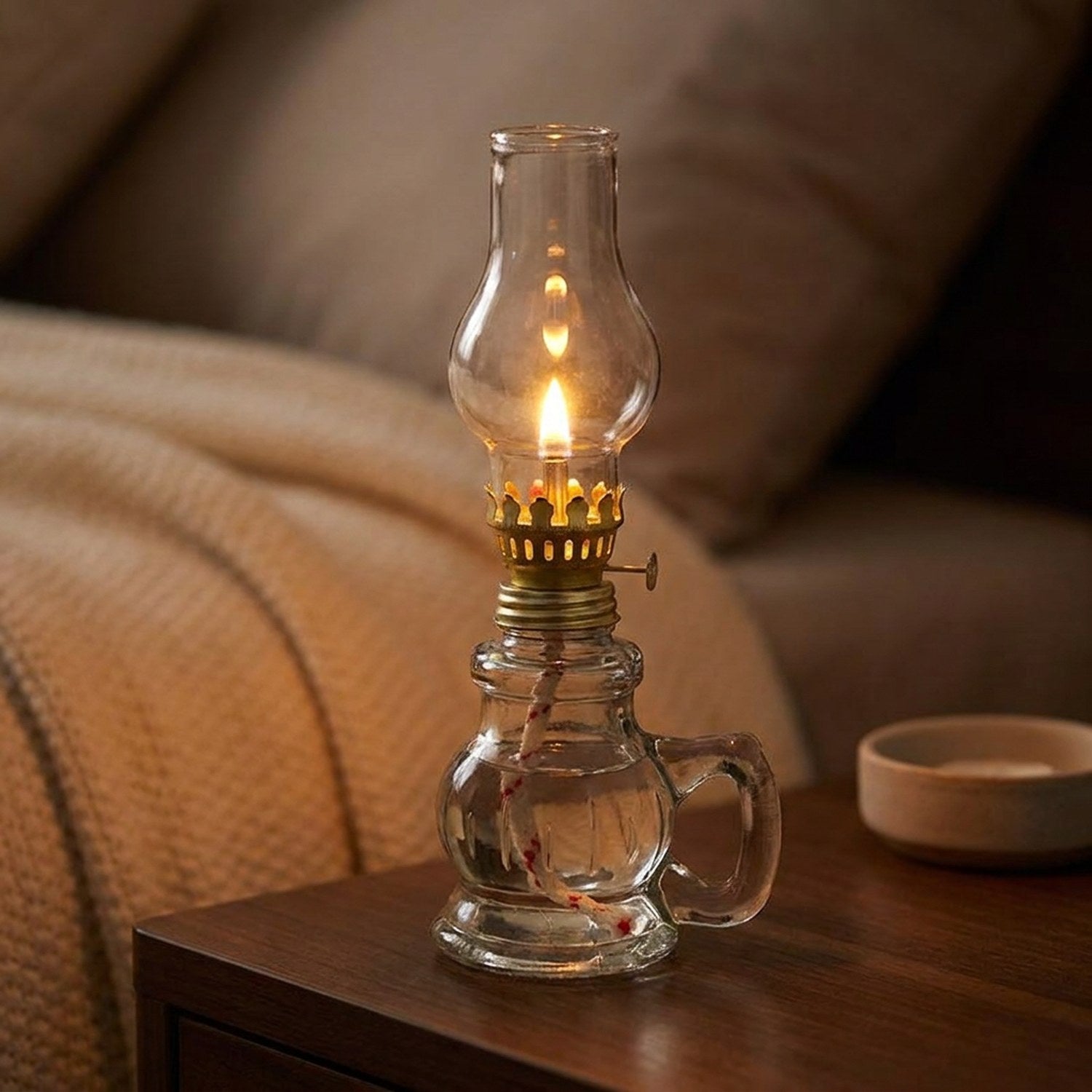 Lampe à pétrole allumée sur une table de chevet près d'un lit cocooning