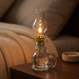 Lampe à pétrole allumée sur une table de chevet près d'un lit cocooning