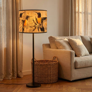 Abat-jour bambou motif oiseaux vintage sur lampadaire salon parquet