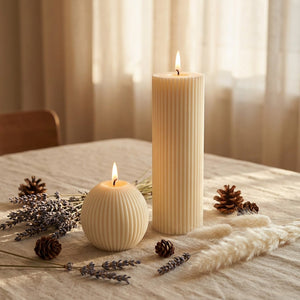 Bougies nervurées cire de soja sur nappe lin avec fleurs séchées