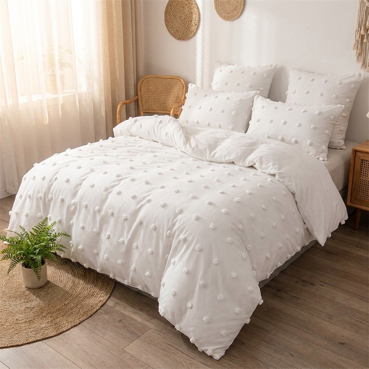 Parure de lit installée sur un lit dans une chambre chaleureuse
