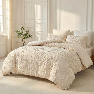Parure de lit florale beige dans une chambre lumineuse avec plante verte