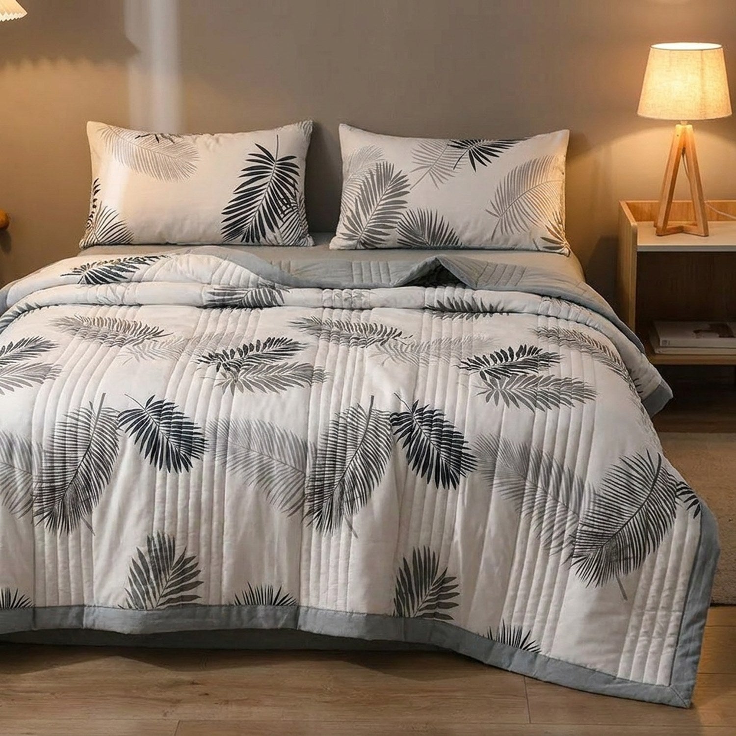 Couette d'été légère dans une chambre moderne avec lampe de chevet allumée