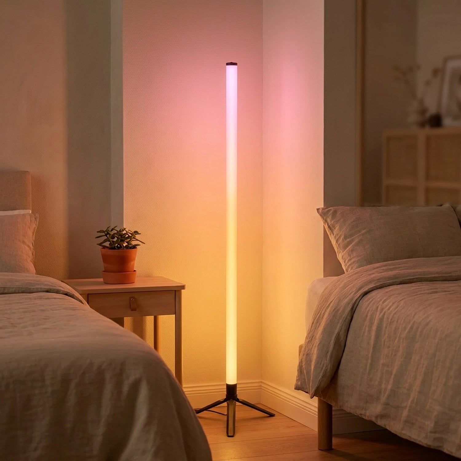 Lampe de sol RGB dans une chambre scandinave avec une lumière chaude tamisée