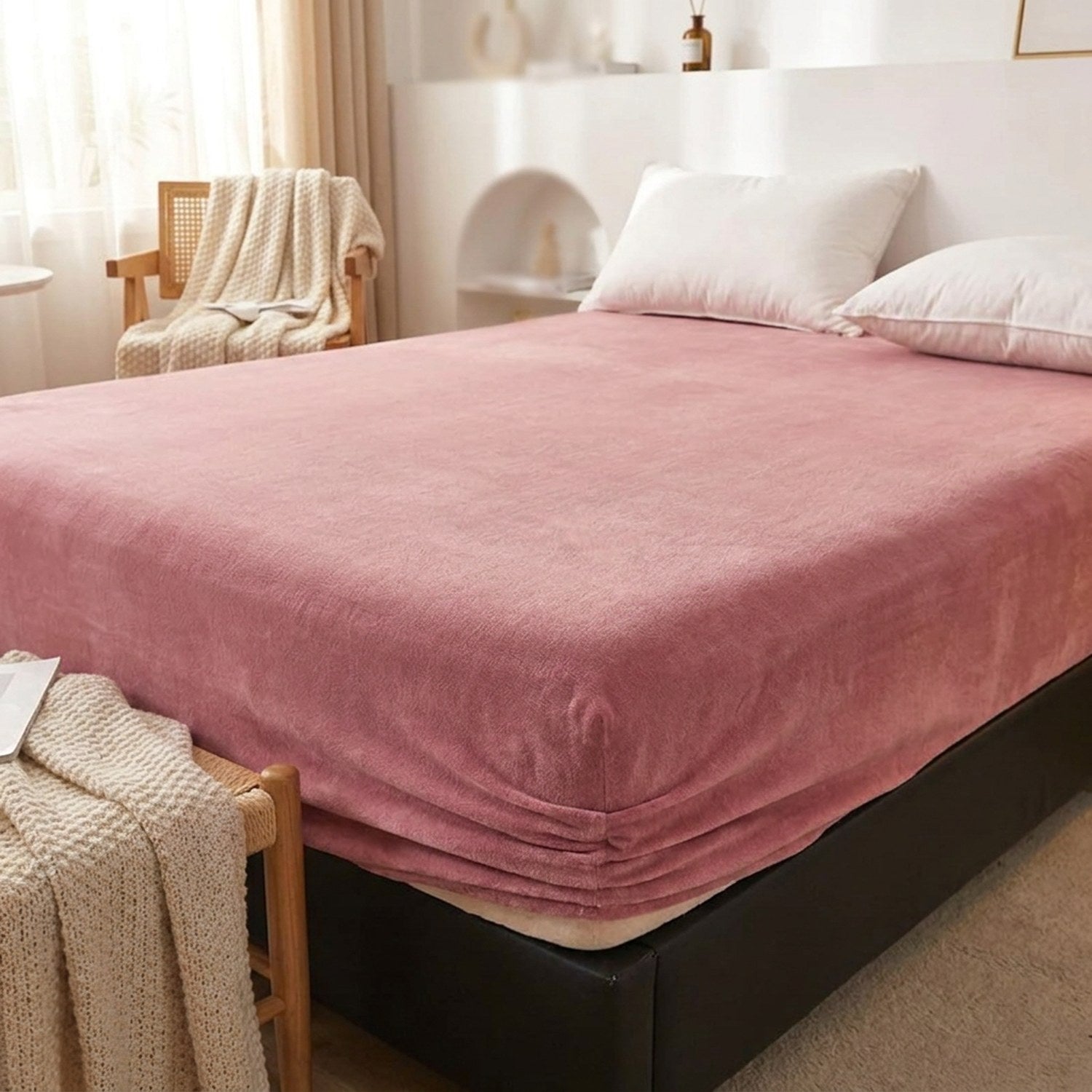 Drap-housse flanelle rose dans une chambre lumineuse avec chaise en bois