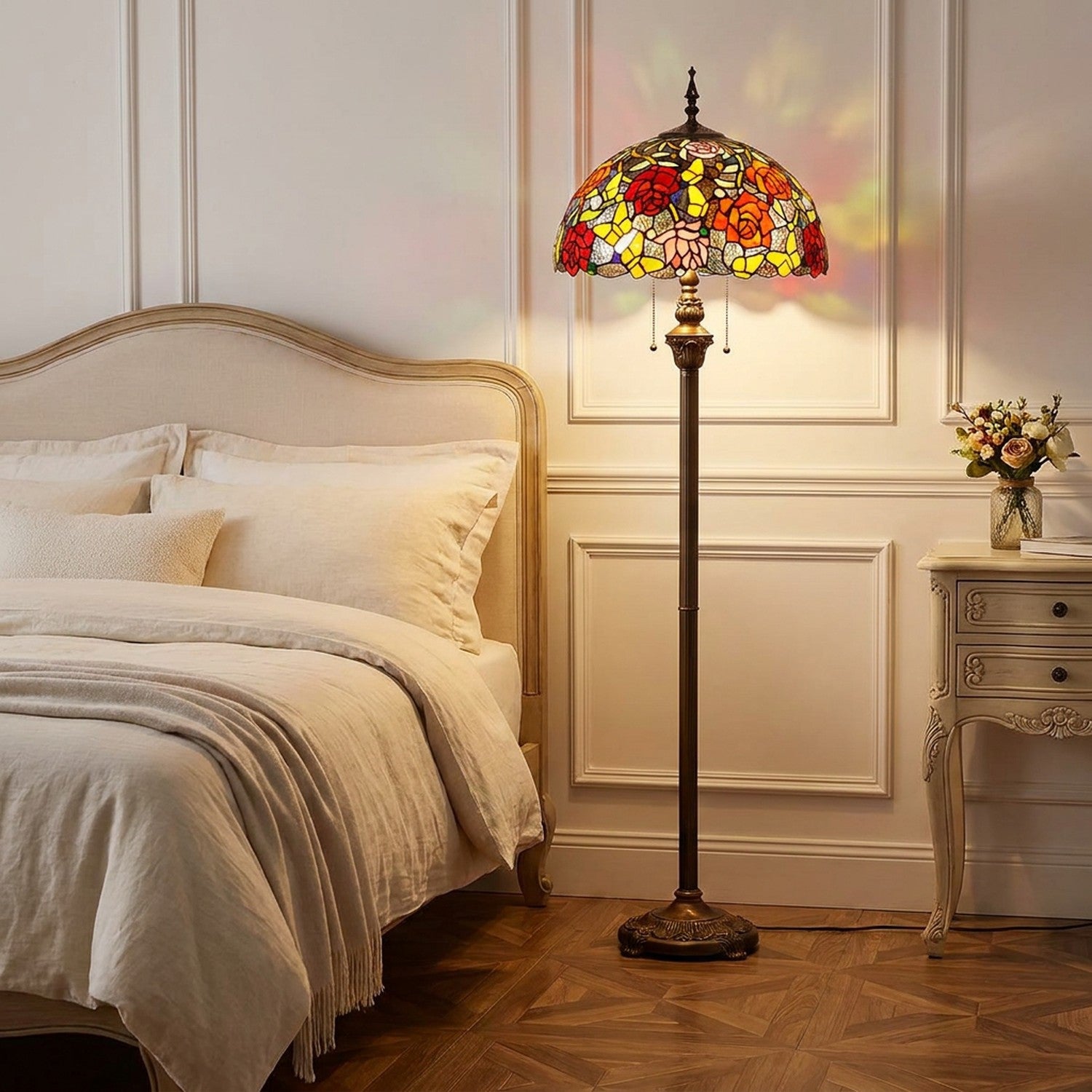 Lampadaire Tiffany verre coloré dans une chambre élégante