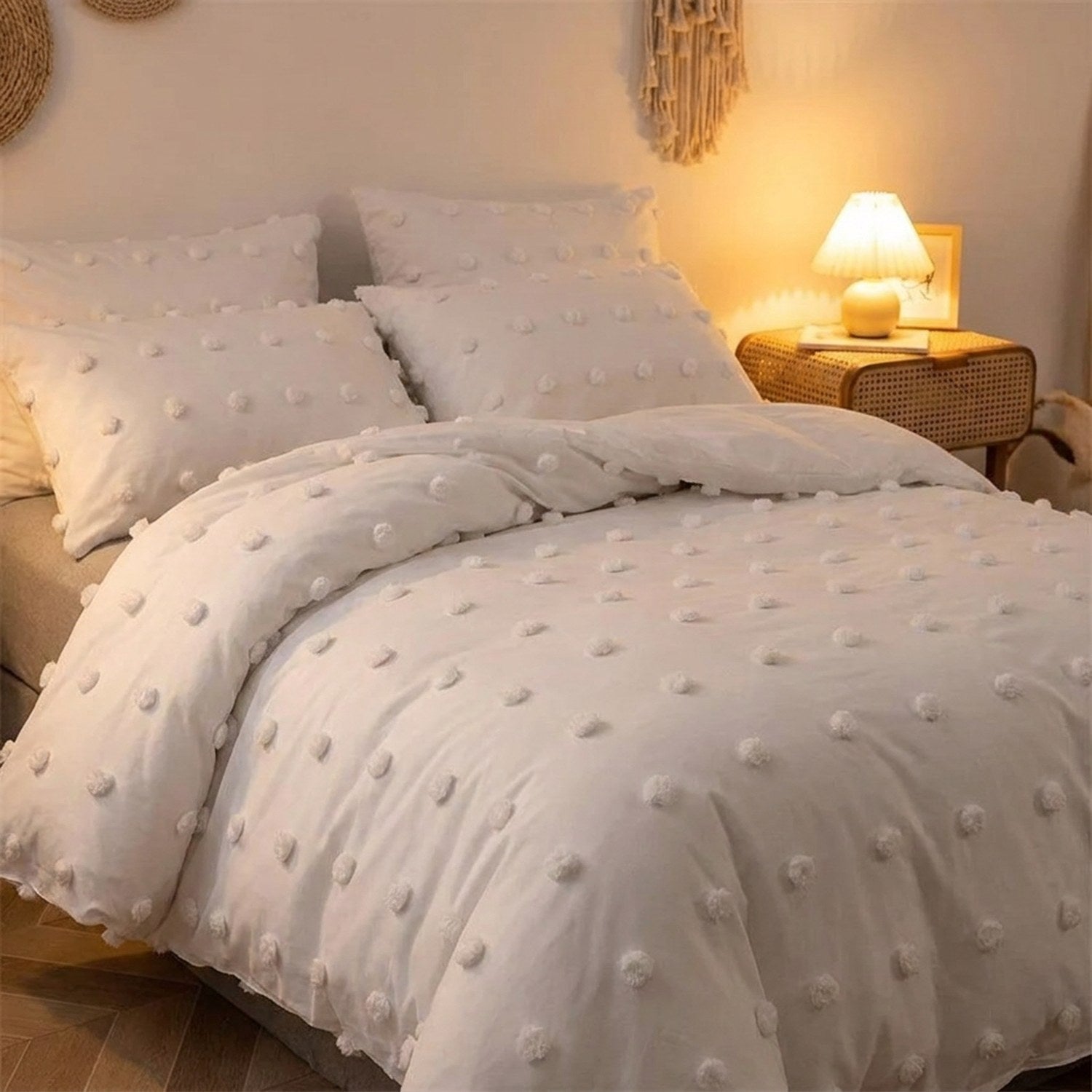 Parure de lit dans une chambre cocooning avec table de chevet et lampe chaude
