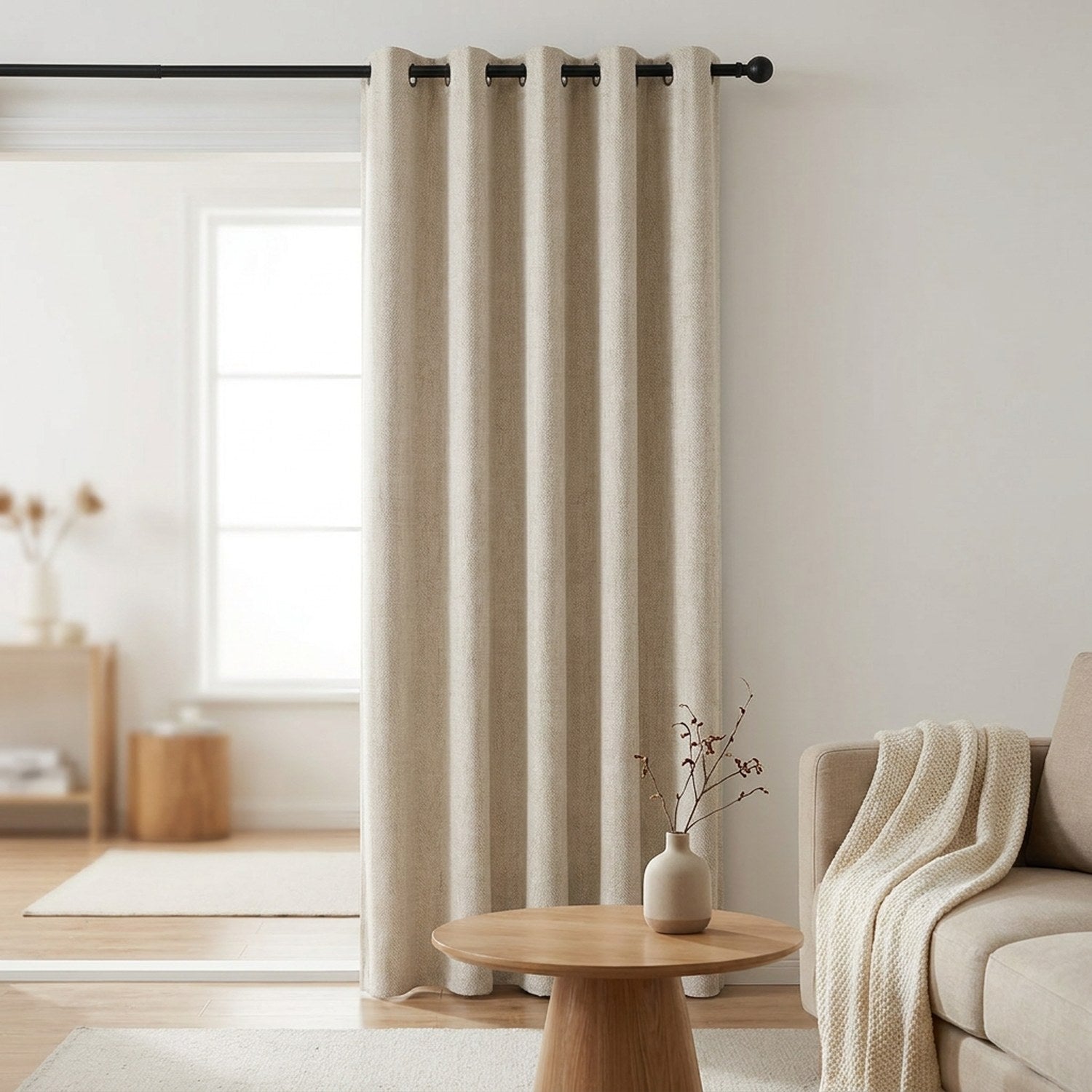 Rideau occultant effet lin beige dans un salon scandinave épuré avec table basse en bois