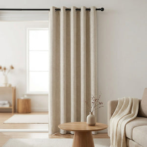 Rideau occultant effet lin beige dans un salon scandinave épuré avec table basse en bois