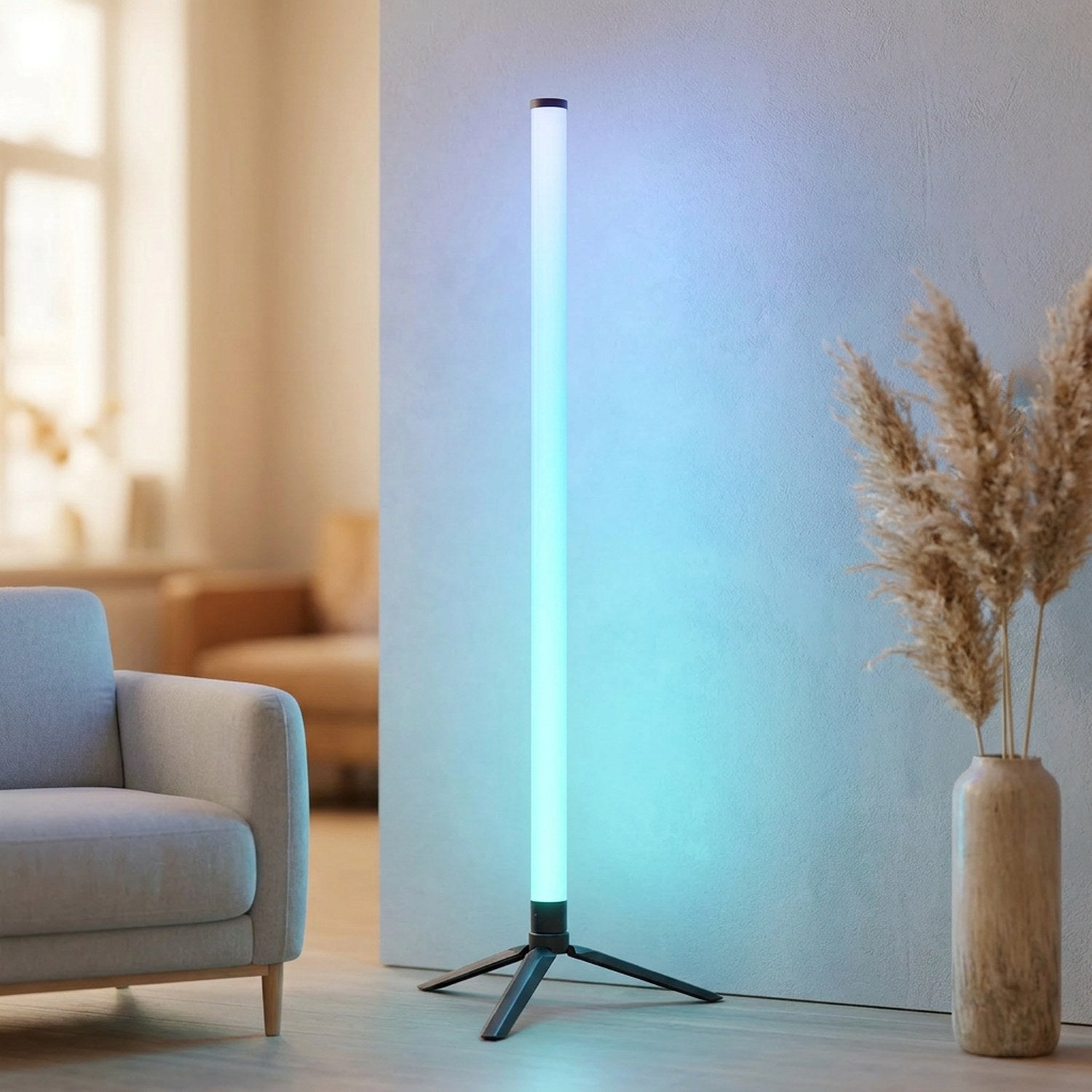 Lampe de sol RGB d'angle avec une lumière bleue douce dans un salon clair