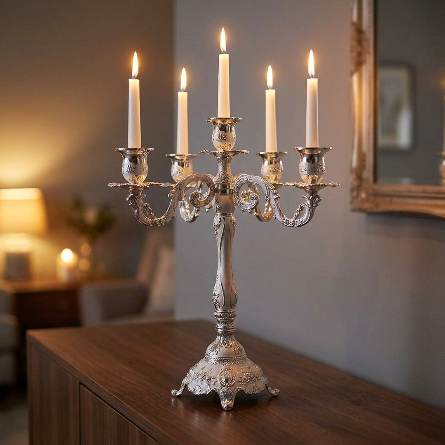 Chandelier baroque argenté 5 bras en intérieur romantique soir