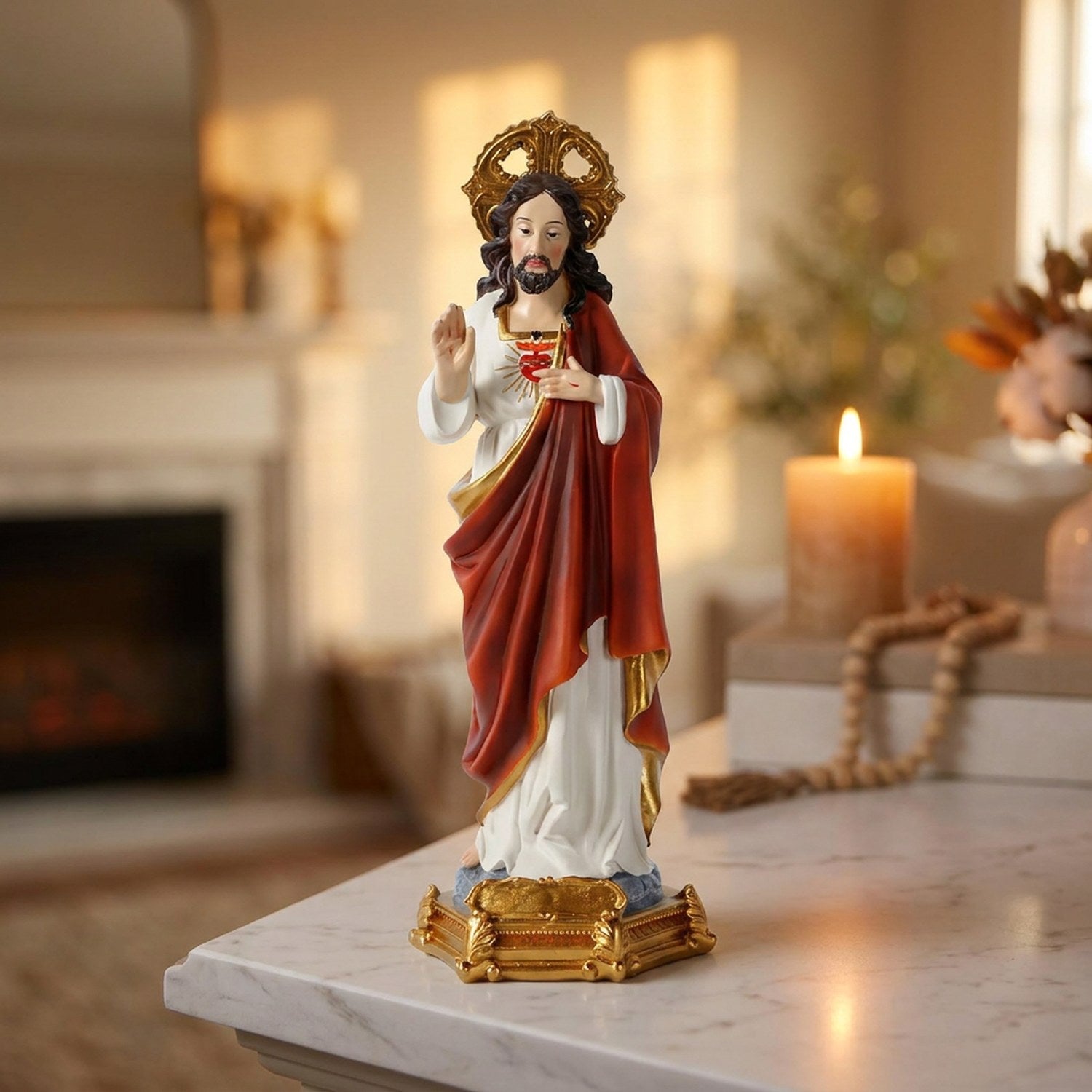 Statue du Sacré-Cœur de Jésus sur une cheminée en marbre avec une bougie allumée