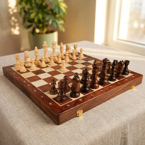 Jeu d échecs en bois sur une nappe en lin près d une fenêtre lumineuse