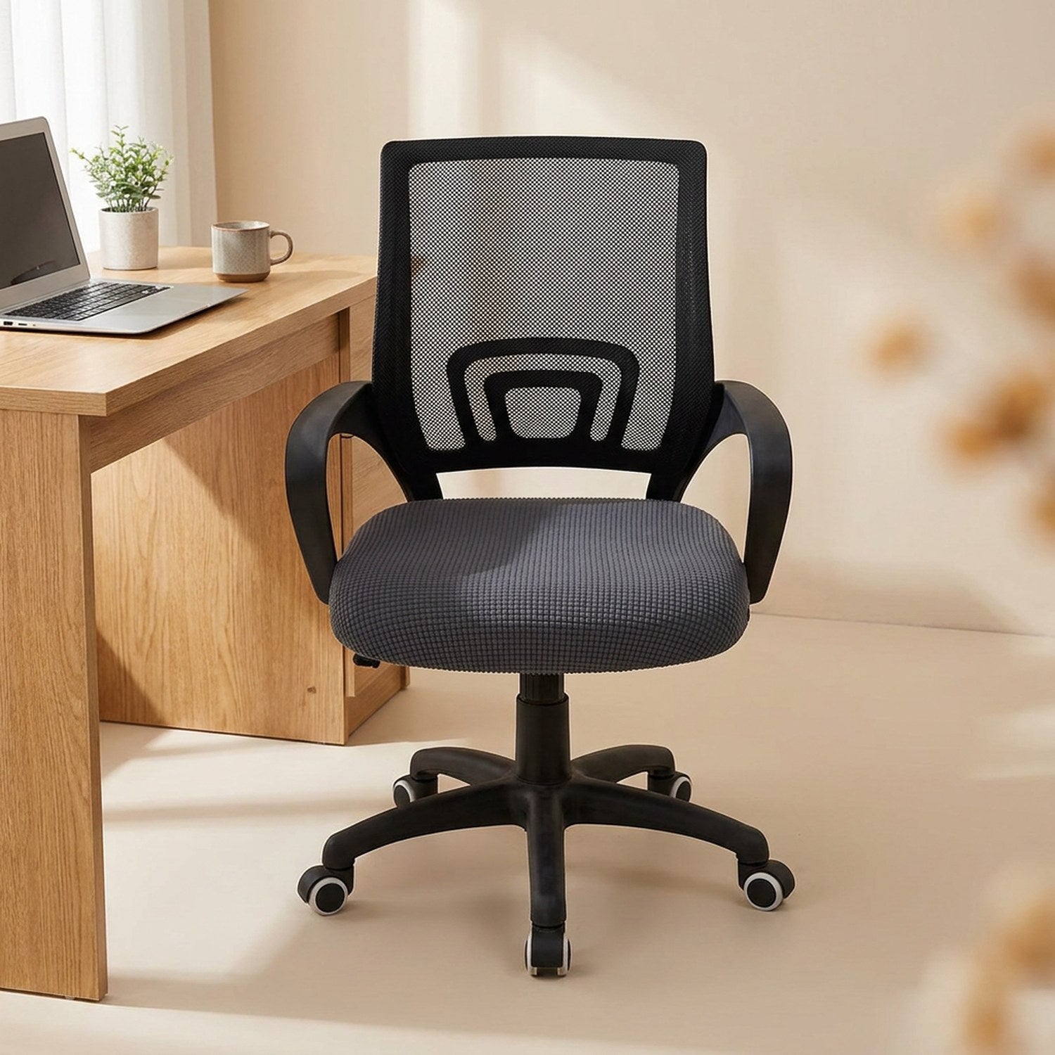 Housse de chaise de bureau grise en élasthanne dans un espace de travail lumineux