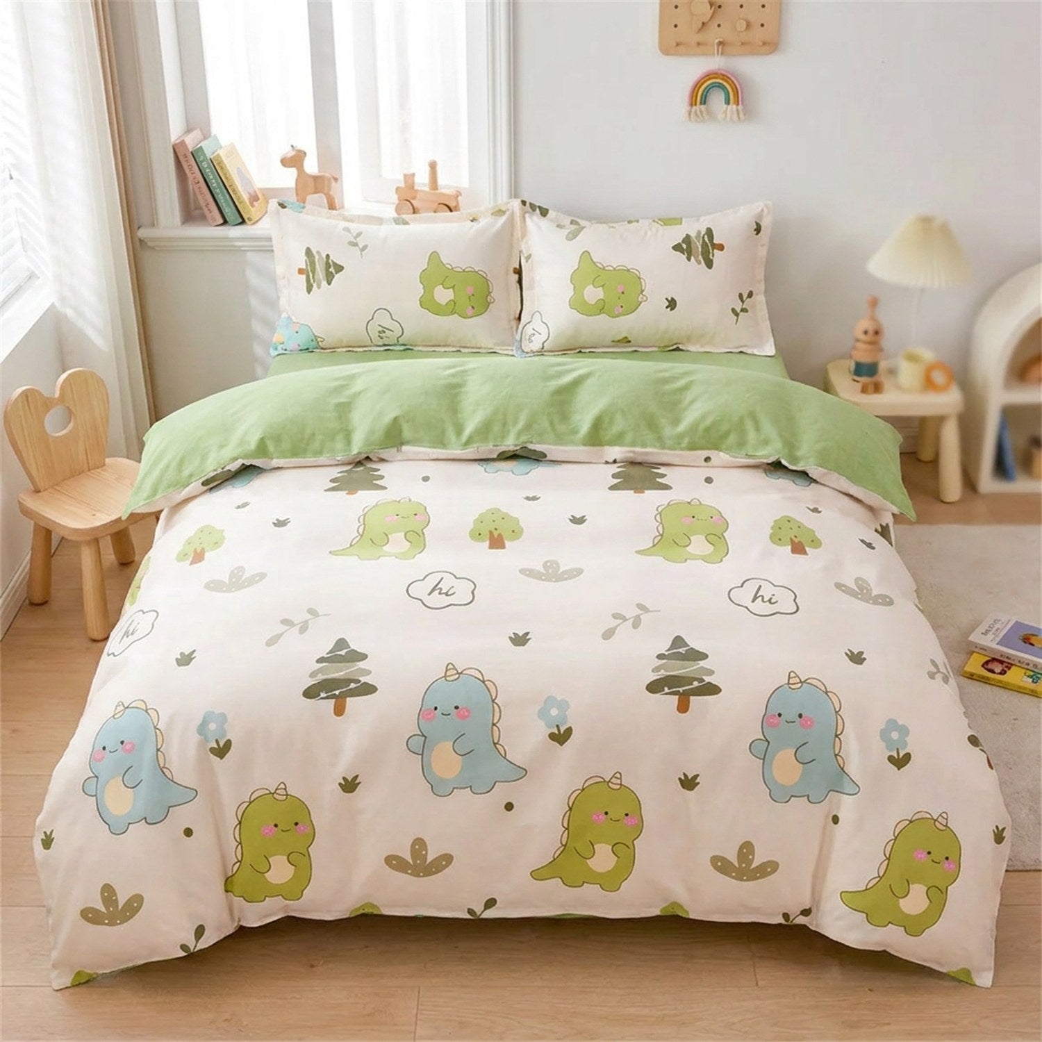 Parure de lit dinosaure dans une chambre d'enfant avec une petite chaise en bois