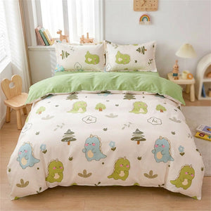 Parure de lit dinosaure dans une chambre d'enfant avec une petite chaise en bois