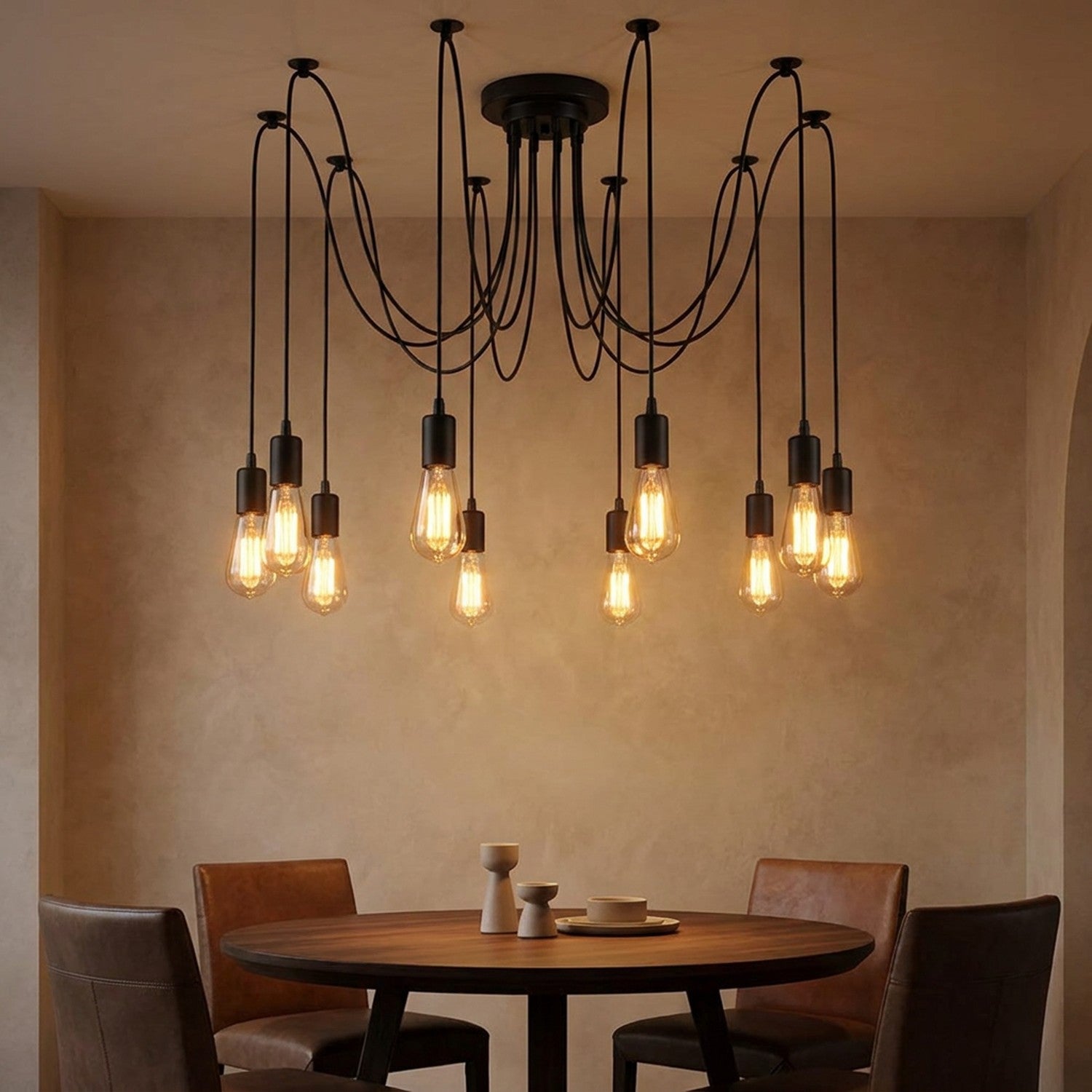 Suspension araignée métal noir au-dessus d'une table à manger ronde ambiance chaleureuse