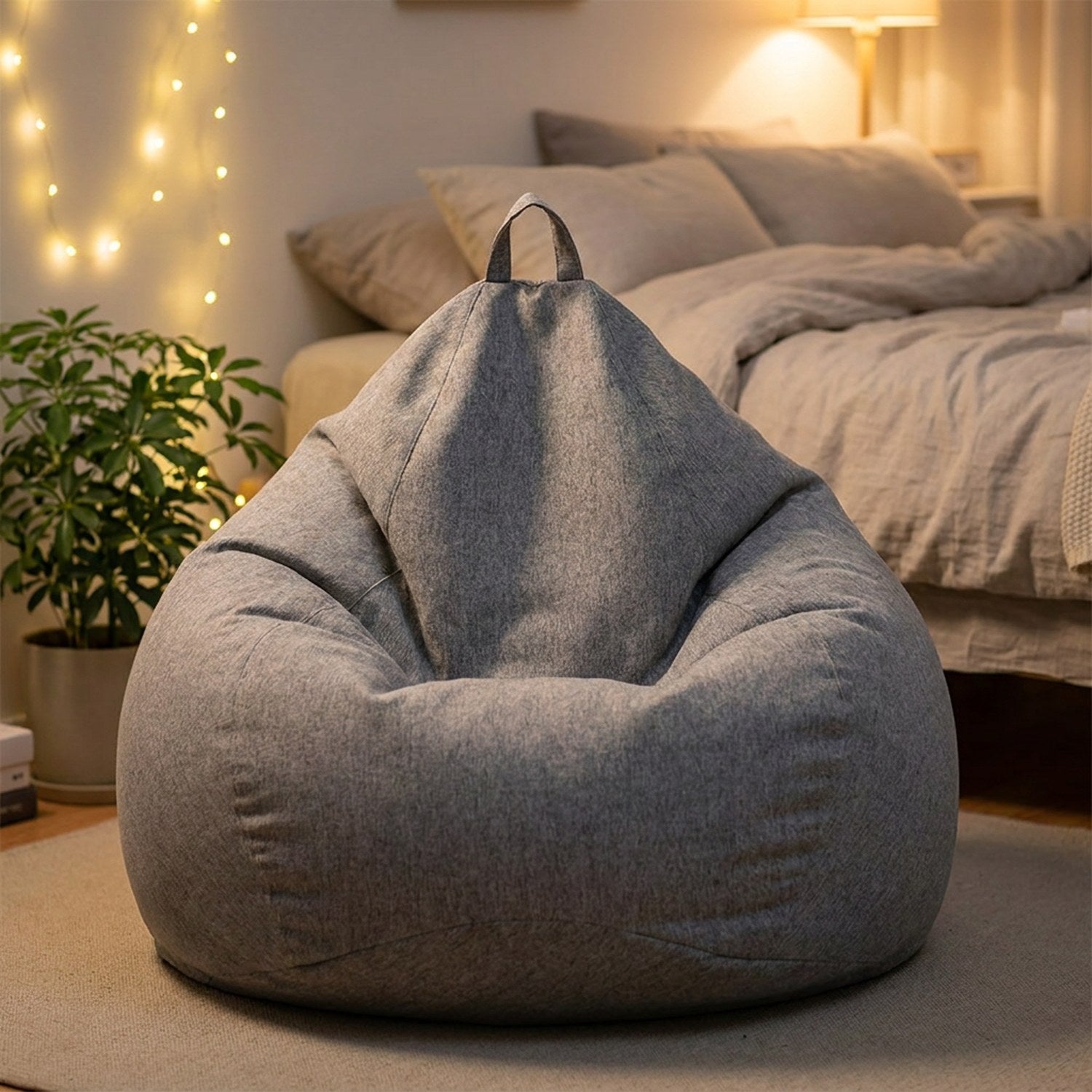 Pouf poire gris chiné dans une chambre cosy avec guirlande lumineuse