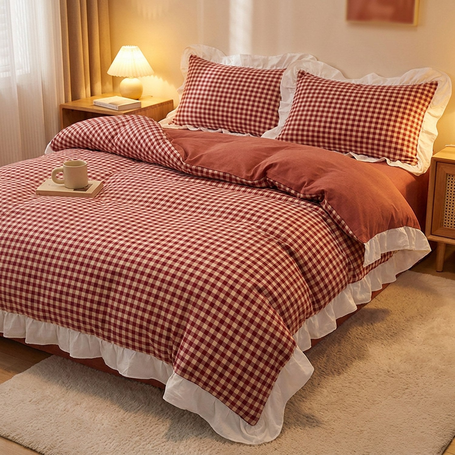 Parure de lit vichy rouge sur un lit dans une chambre chaleureuse avec lampe de chevet allumée