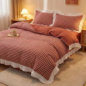 Parure de lit vichy rouge sur un lit dans une chambre chaleureuse avec lampe de chevet allumée