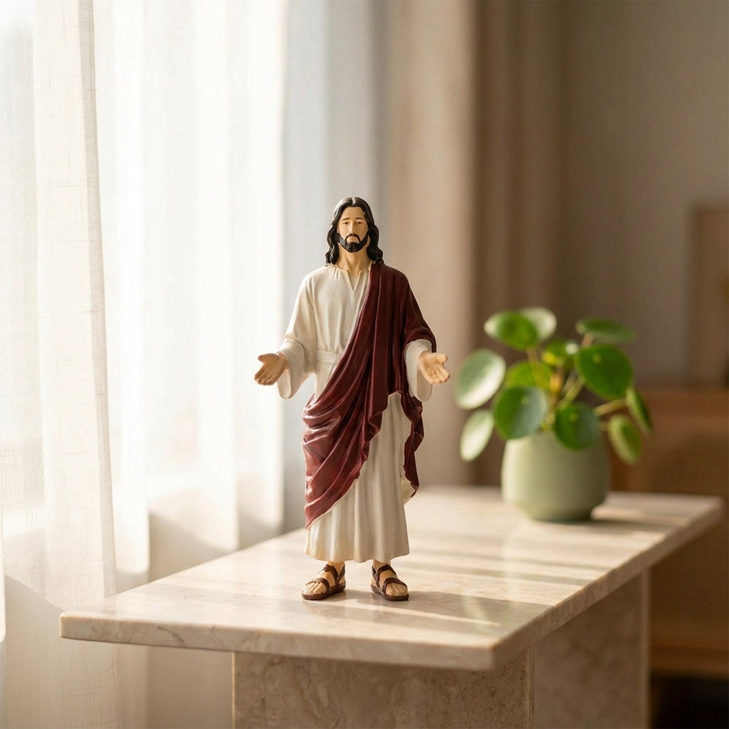 Statue de Jésus-Christ au Sacré-Cœur sur une console en marbre près d une fenêtre