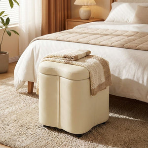 Tabouret coffre de rangement crème au pied d un lit avec un plaid tricoté dans une chambre cosy