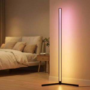 Lampadaire d'angle LED dans une chambre avec une lumière chaude tamisée