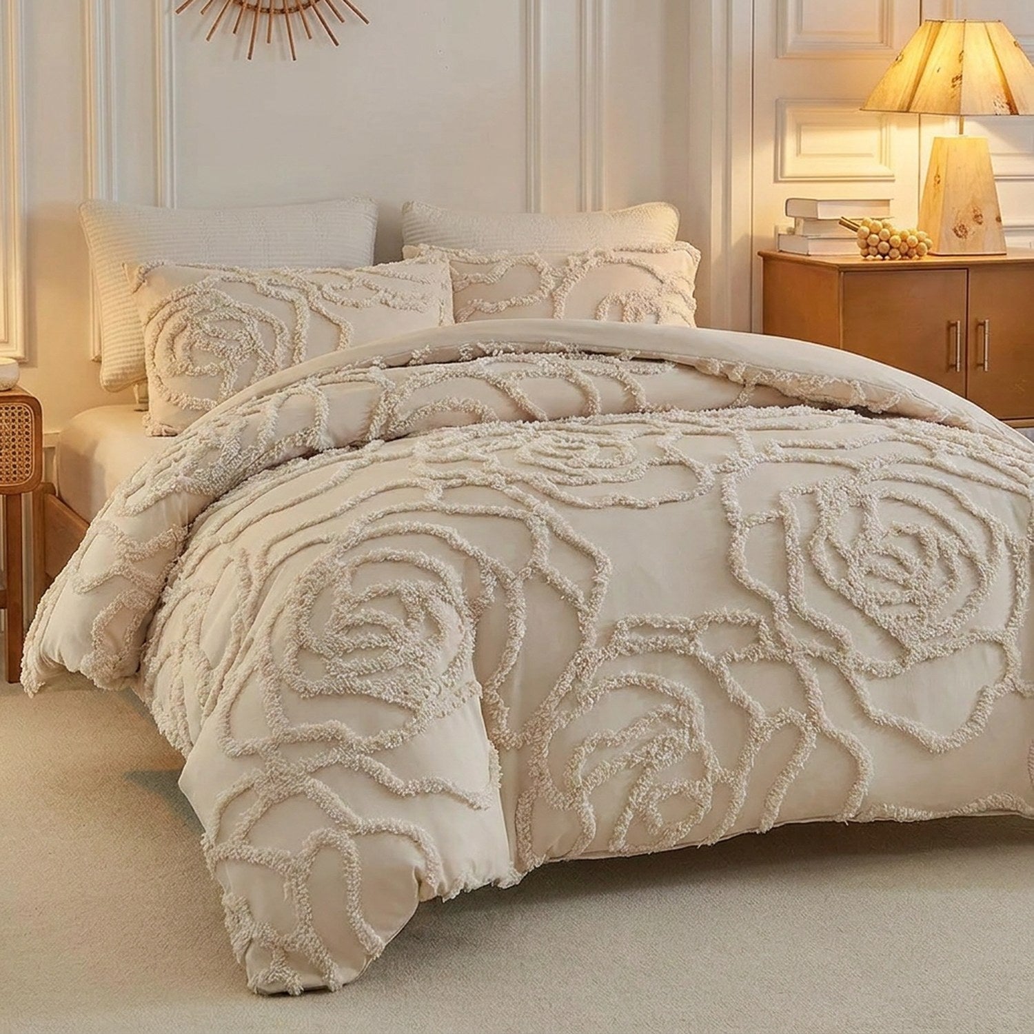 Parure de lit florale beige dans une chambre chaleureuse avec lampe de chevet allumée
