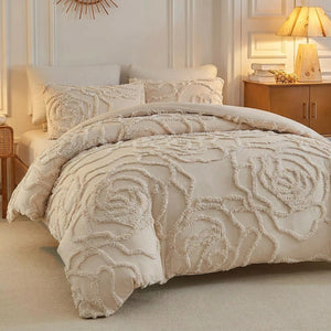 Parure de lit florale beige dans une chambre chaleureuse avec lampe de chevet allumée