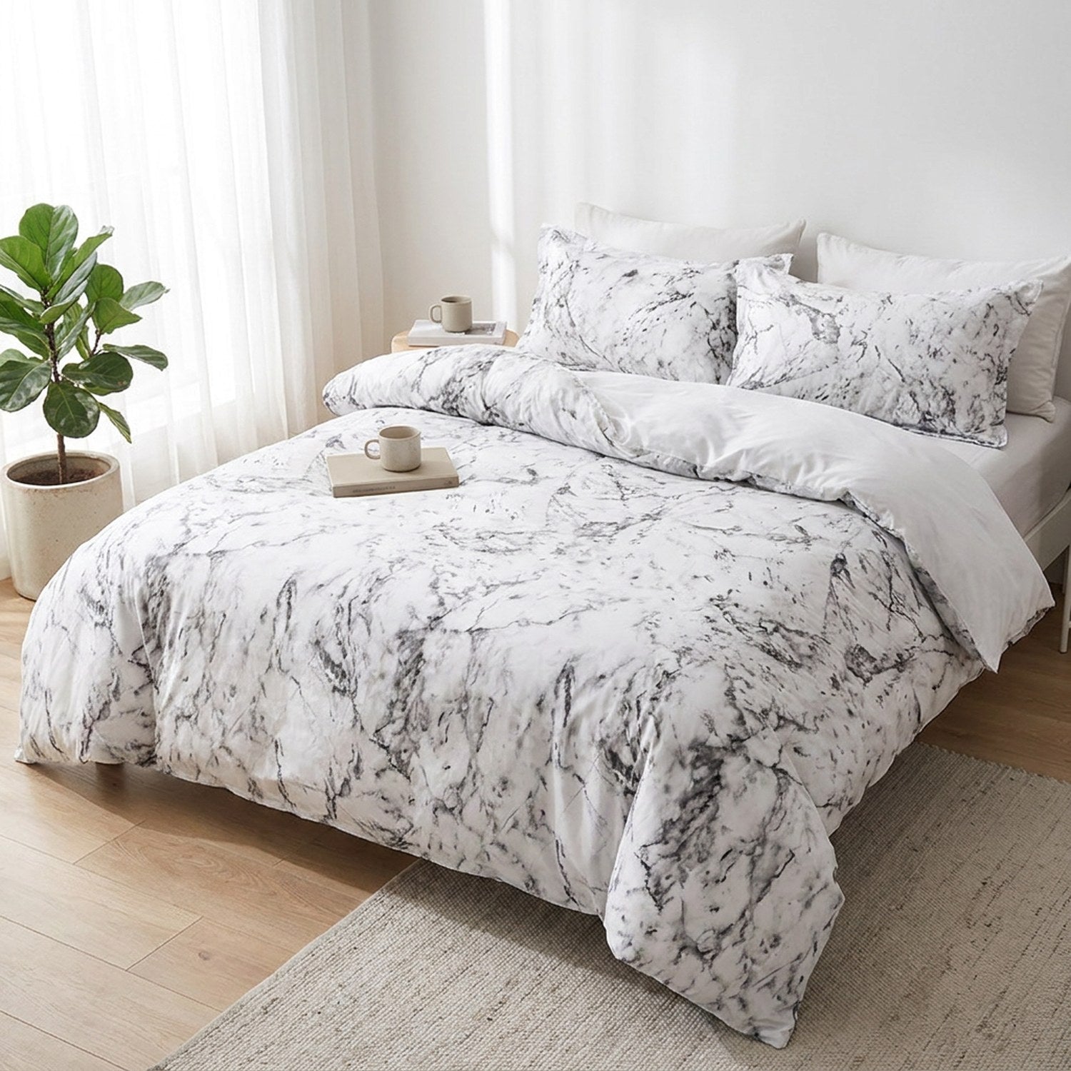 Parure de lit effet marbre blanc sur un lit dans une chambre lumineuse et minimaliste