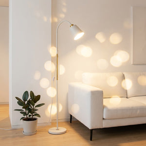 Lampadaire design allumé lumière chaude dans un salon