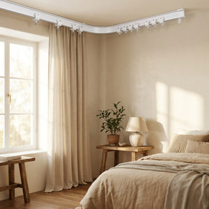 Rail de rideau flexible blanc suivant l angle d une chambre avec rideau en lin