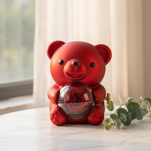 Boîte à bijoux ourson rouge sur une surface en marbre avec brin d'eucalyptus