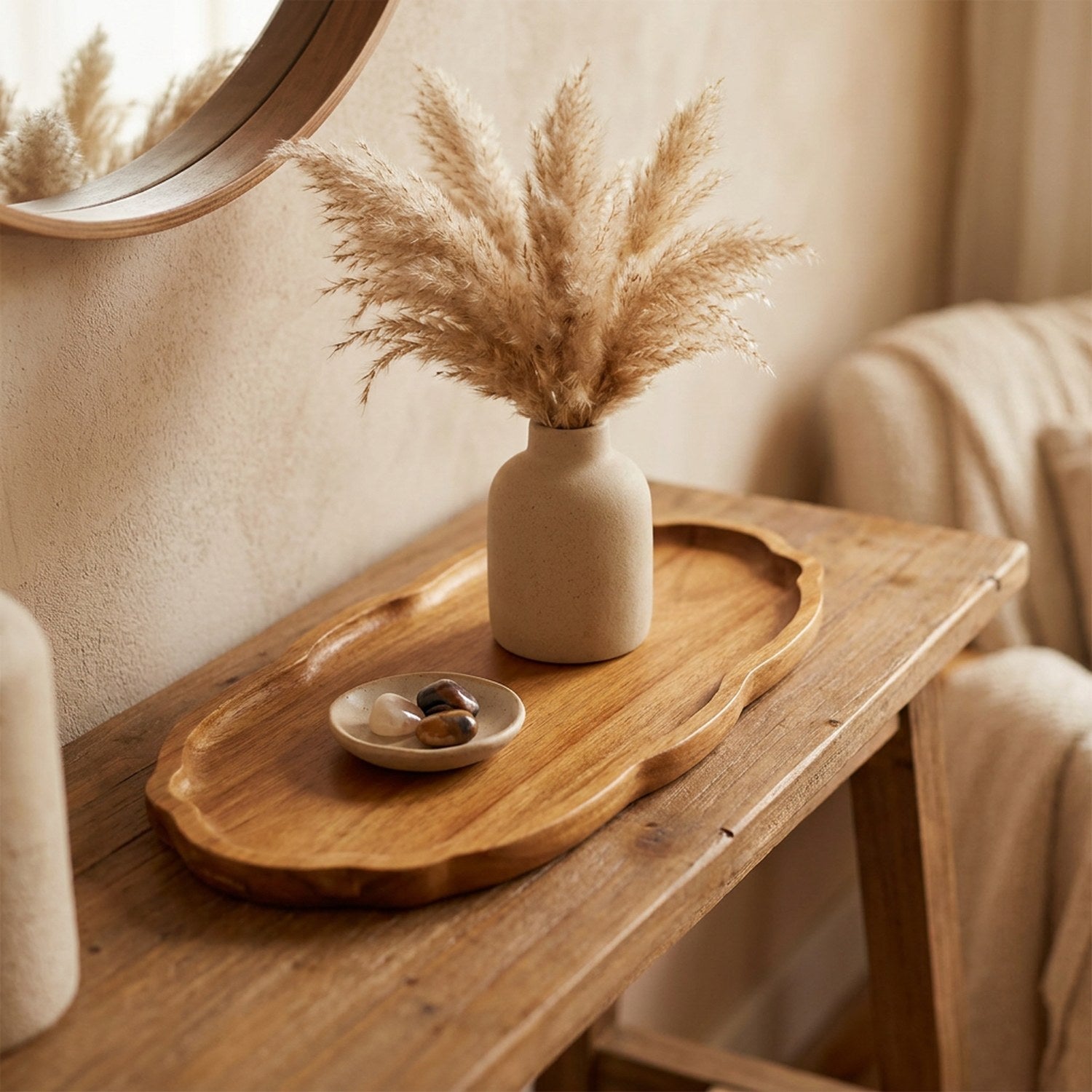 Plateau en bois décoratif sur une console avec un vase de pampas séchées