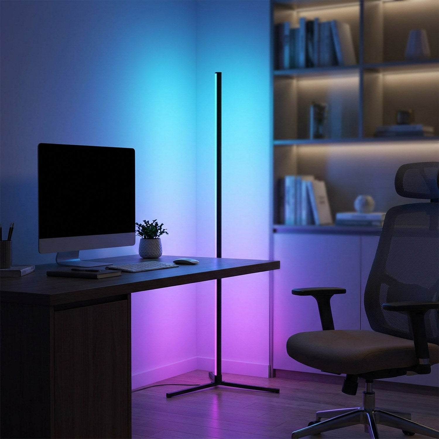 Lampadaire d'angle avec lumière bleu violet dans un bureau gaming la nuit