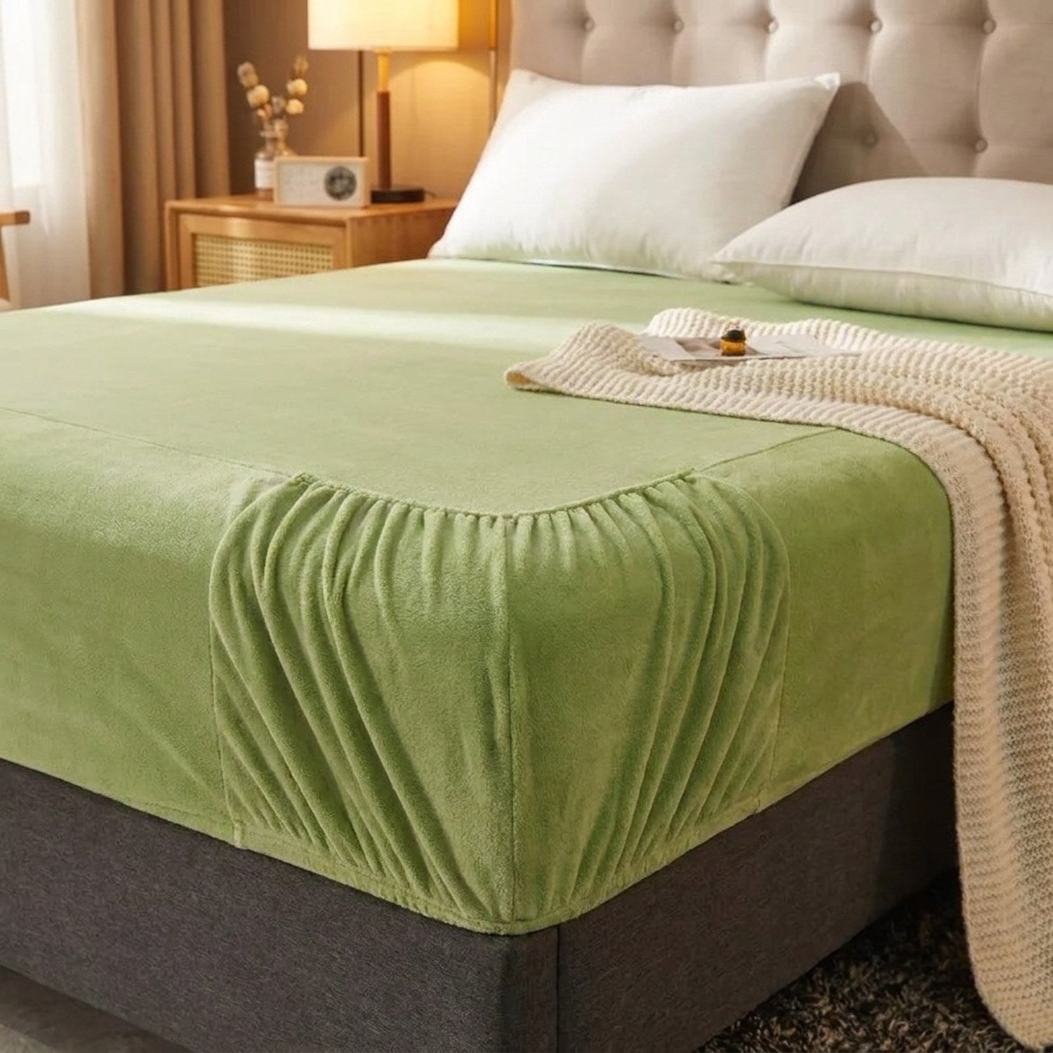 Drap-housse flanelle vert sauge dans une chambre cocooning avec plaid