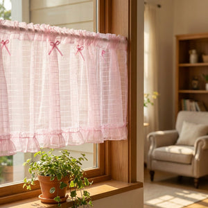 Rideau court en tulle rose à carreaux posé sur une fenêtre en bois d'un salon champêtre