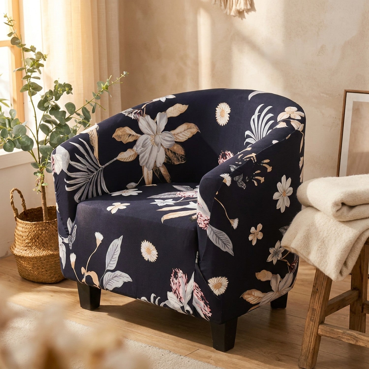 Fauteuil cabriolet et sa housse florale marine dans une ambiance chaleureuse à la lumière dorée
